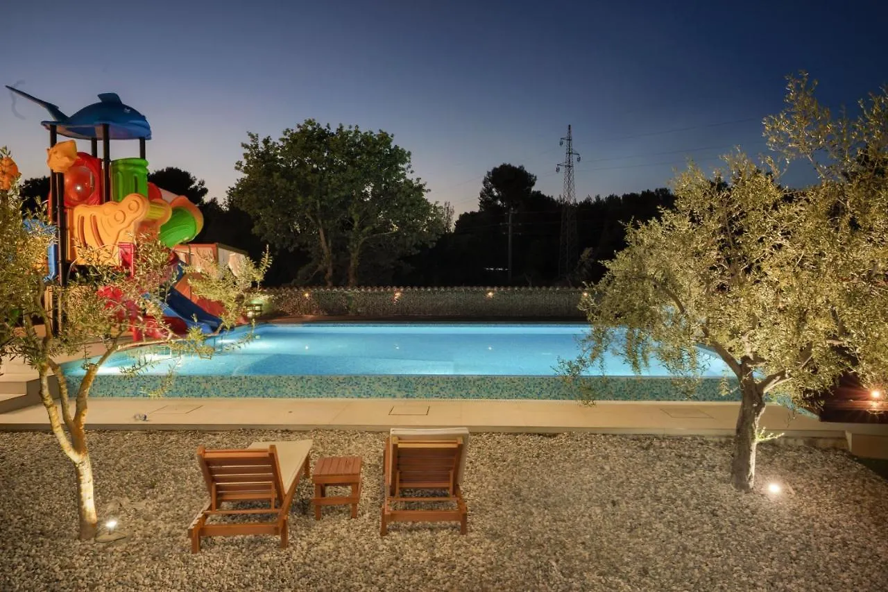 Luxury Home Alpha, Pool, Camp Volme - Nearby Kamenjak Banjole Campsite